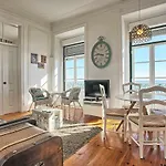 Localtraveling Alfama River View - Family *